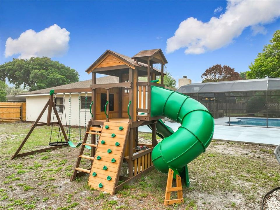 Activo con contrato: $599,900 (4 camas, 2 baños, 1922 Pies cuadrados)