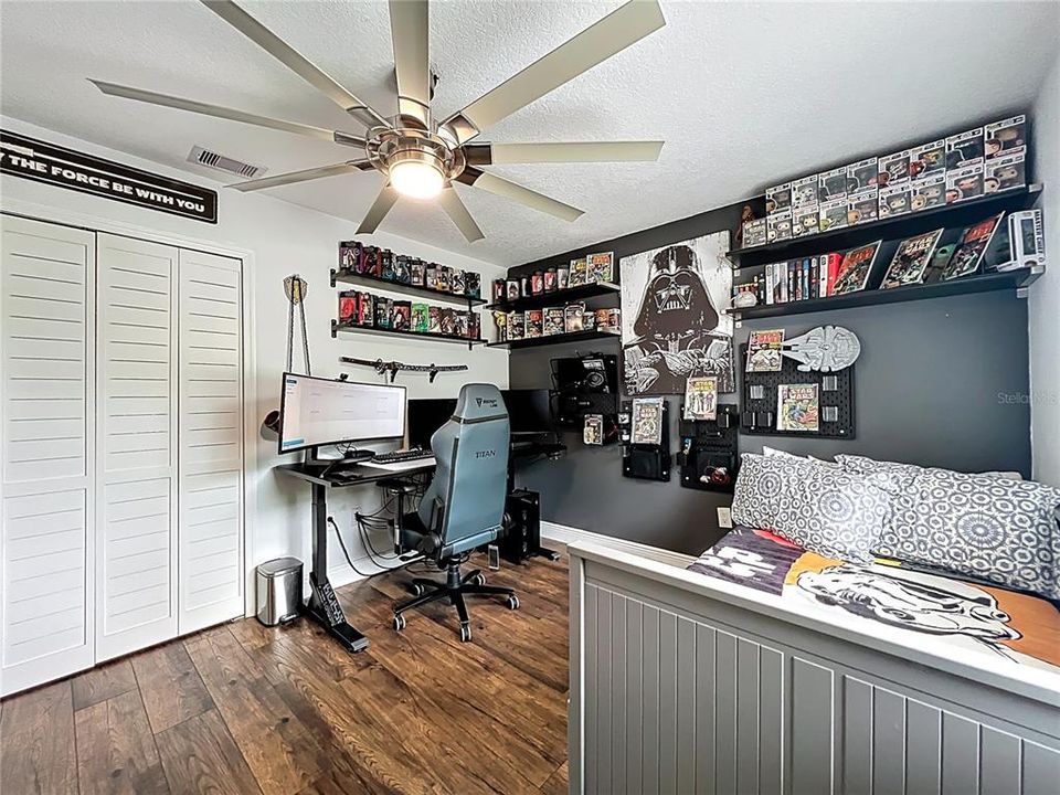 Activo con contrato: $599,900 (4 camas, 2 baños, 1922 Pies cuadrados)