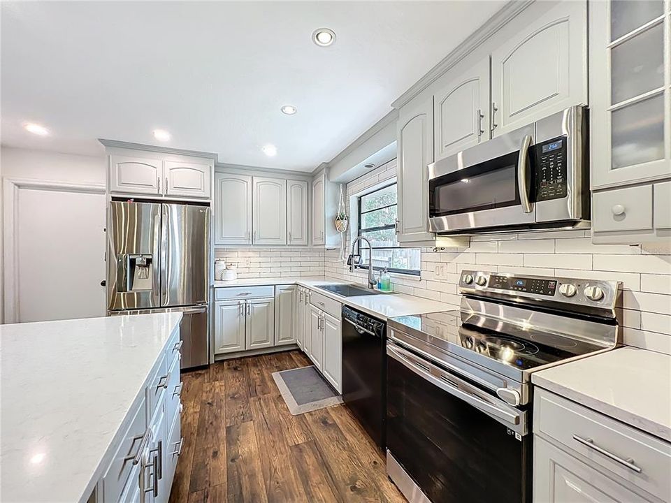 Activo con contrato: $599,900 (4 camas, 2 baños, 1922 Pies cuadrados)