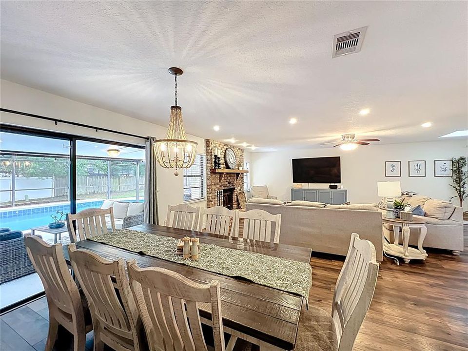 Activo con contrato: $599,900 (4 camas, 2 baños, 1922 Pies cuadrados)