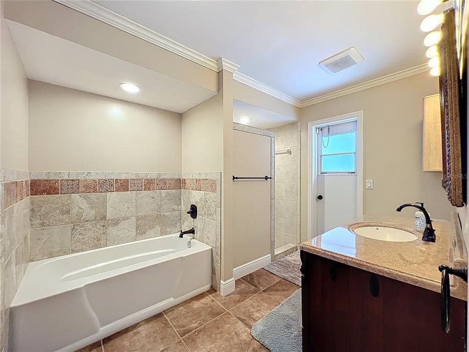 Activo con contrato: $599,900 (4 camas, 2 baños, 1922 Pies cuadrados)