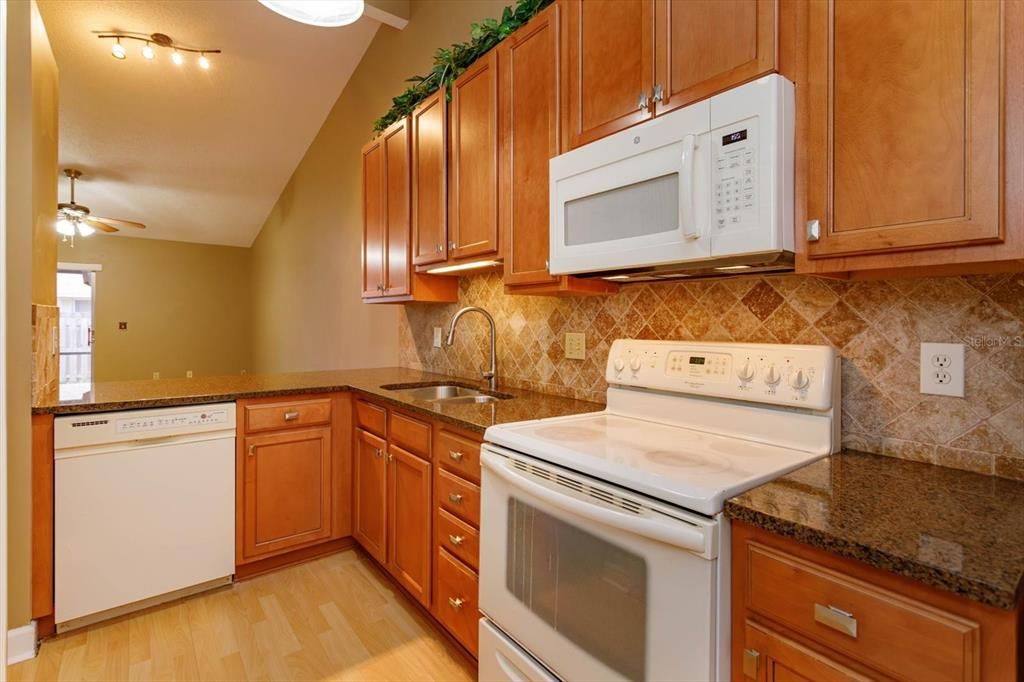 For Sale: $232,000 (2 beds, 2 baths, 1068 Square Feet)