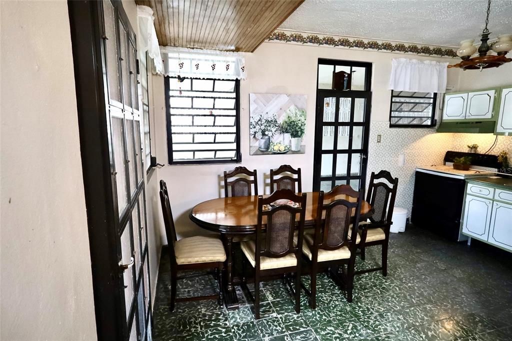 Activo con contrato: $199,000 (4 camas, 3 baños, 1140 Pies cuadrados)