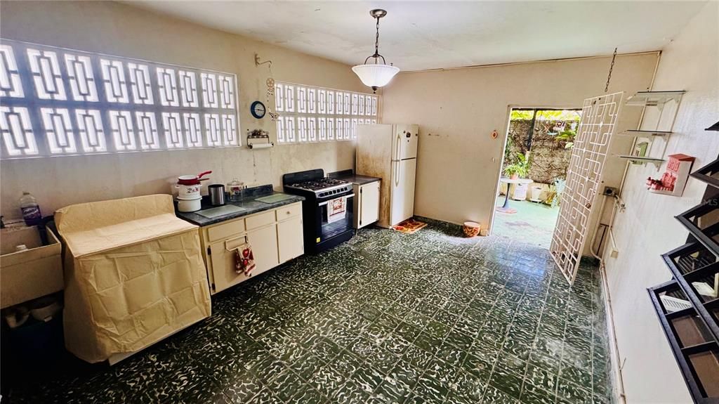 Activo con contrato: $199,000 (4 camas, 3 baños, 1140 Pies cuadrados)