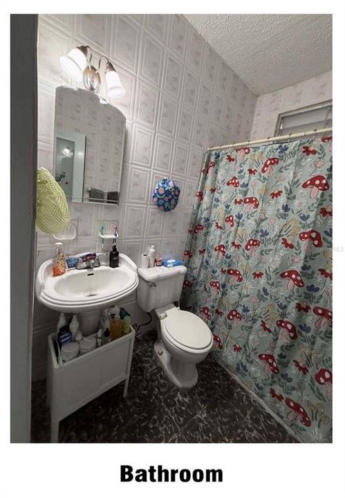 Active With Contract: $172,000 (3 beds, 1 baths, 798 Square Feet)