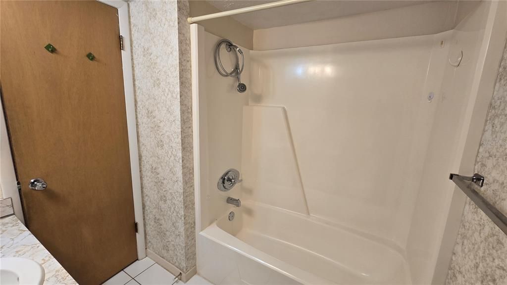 For Sale: $164,900 (2 beds, 1 baths, 837 Square Feet)