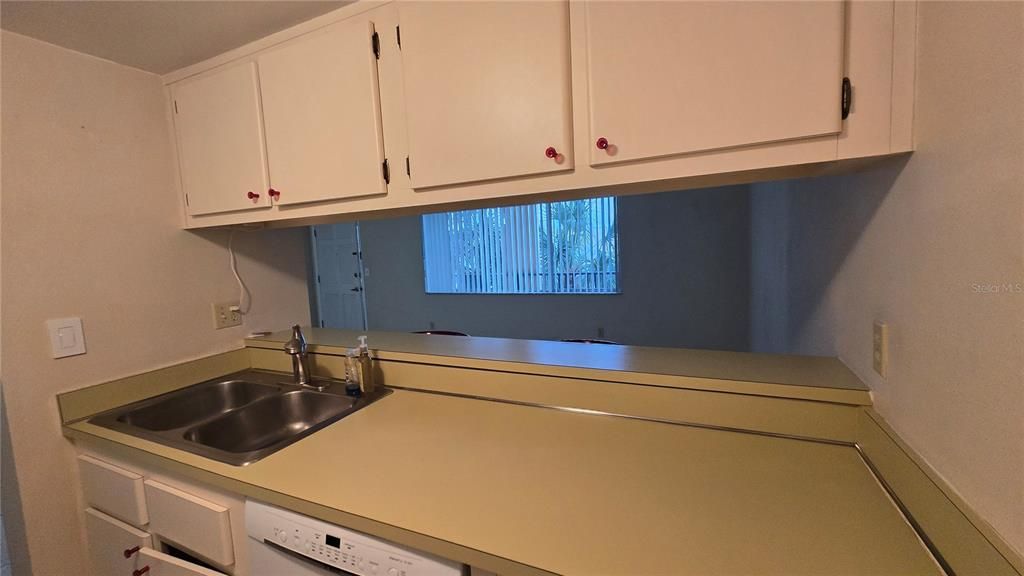 For Sale: $164,900 (2 beds, 1 baths, 837 Square Feet)