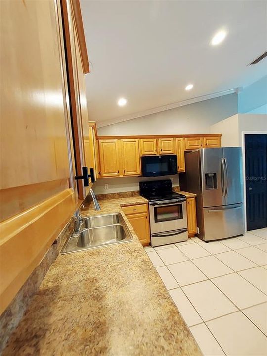 For Rent: $2,100 (3 beds, 2 baths, 1796 Square Feet)
