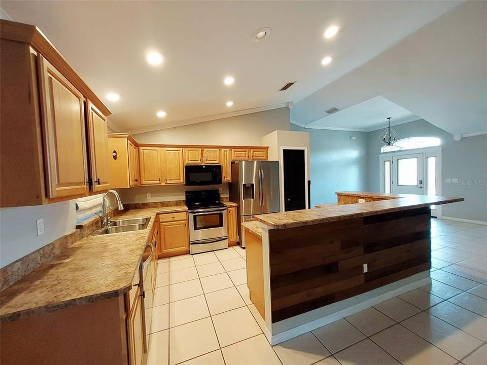 For Rent: $2,100 (3 beds, 2 baths, 1796 Square Feet)