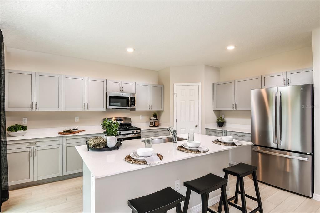 Activo con contrato: $434,990 (5 camas, 3 baños, 2470 Pies cuadrados)