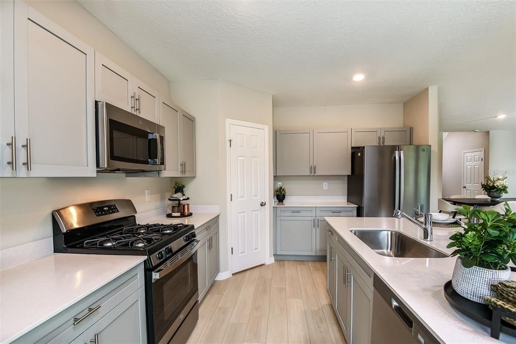 Activo con contrato: $434,990 (5 camas, 3 baños, 2470 Pies cuadrados)