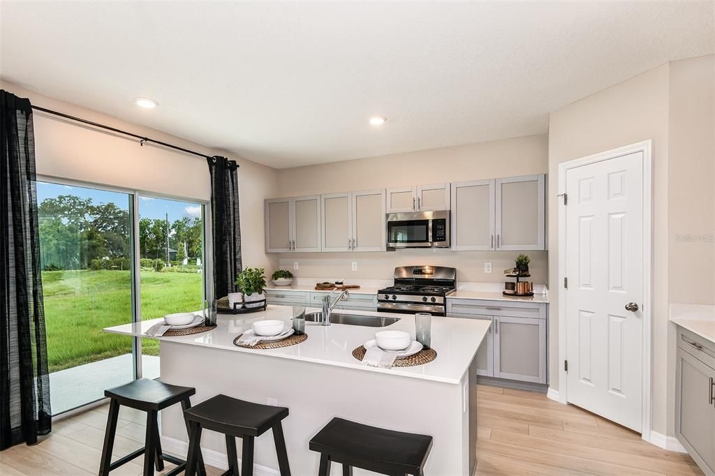 Activo con contrato: $434,990 (5 camas, 3 baños, 2470 Pies cuadrados)