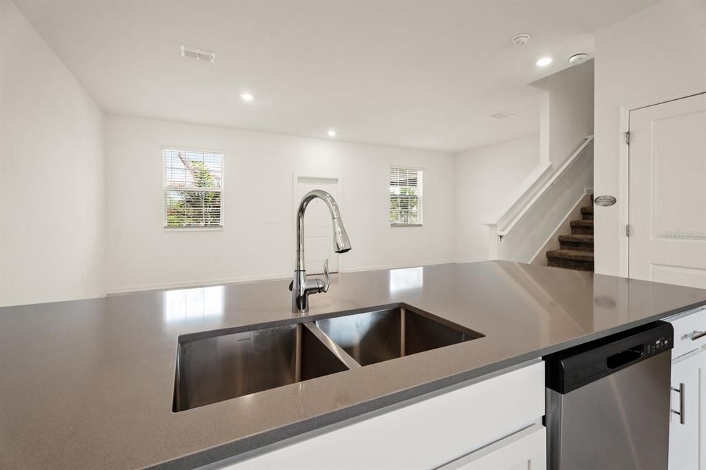 Active With Contract: $309,900 (3 beds, 2 baths, 1600 Square Feet)