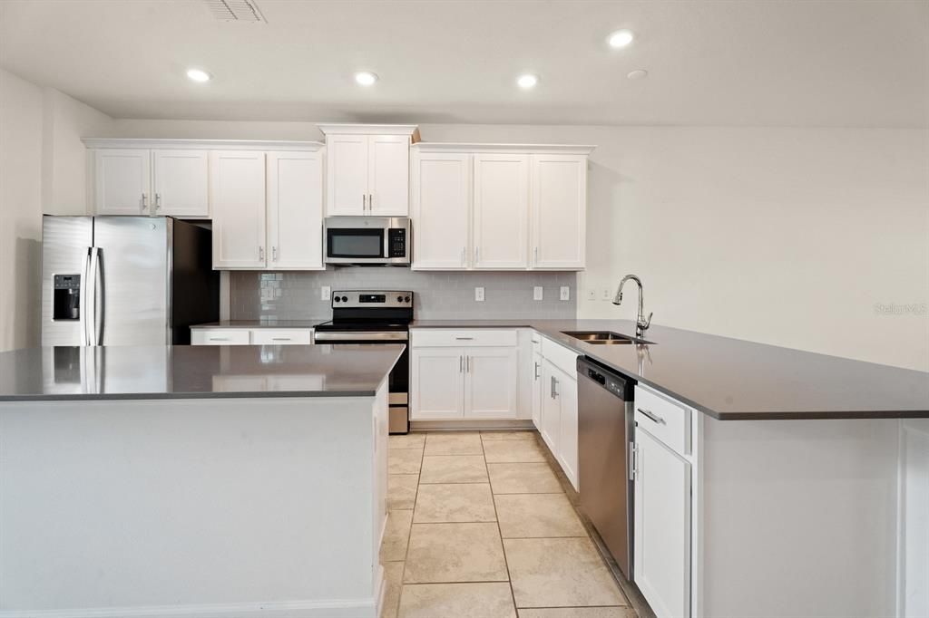 Active With Contract: $309,900 (3 beds, 2 baths, 1600 Square Feet)
