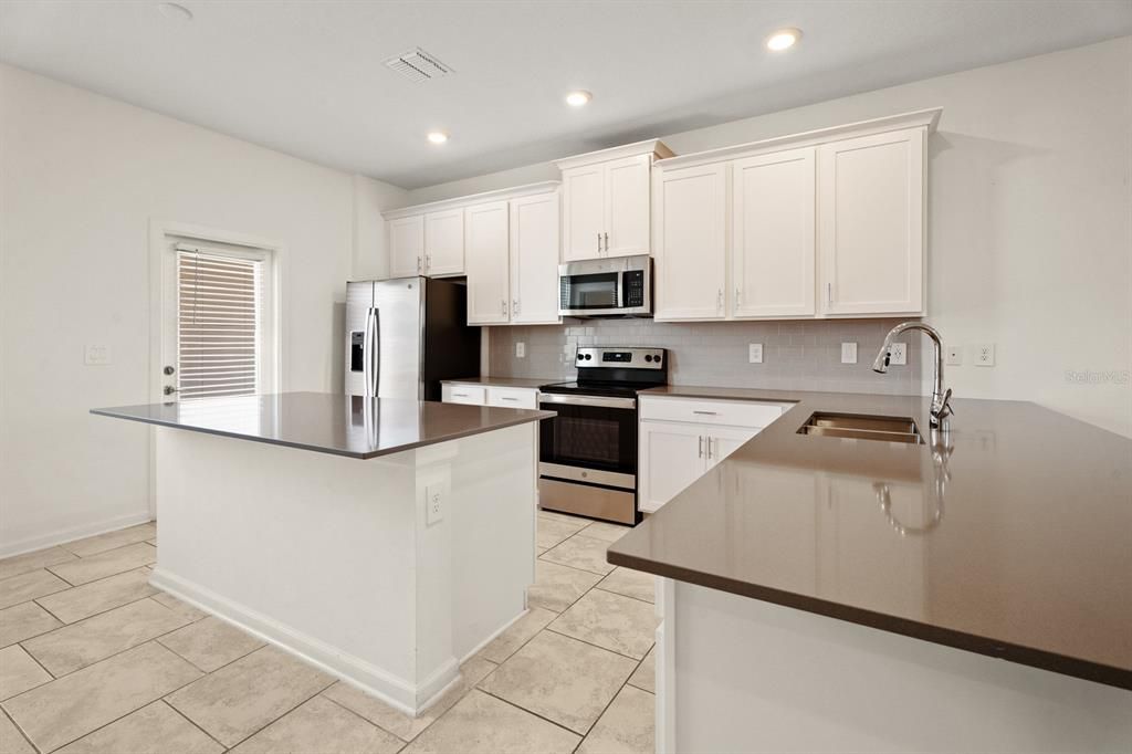 Active With Contract: $309,900 (3 beds, 2 baths, 1600 Square Feet)