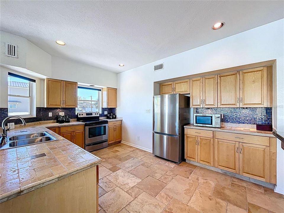 For Rent: $8,900 (3 beds, 2 baths, 2076 Square Feet)