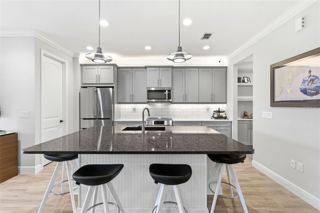Activo con contrato: $499,000 (3 camas, 2 baños, 2230 Pies cuadrados)