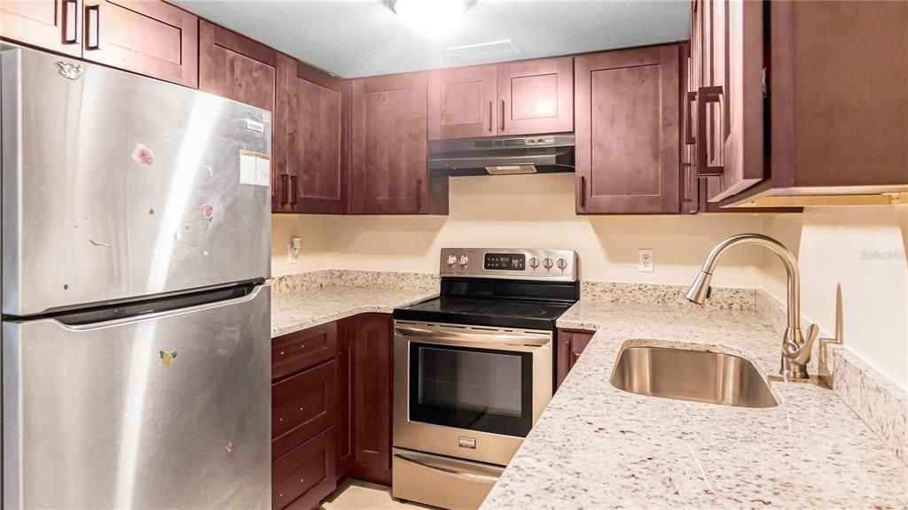 For Sale: $160,000 (2 beds, 2 baths, 864 Square Feet)