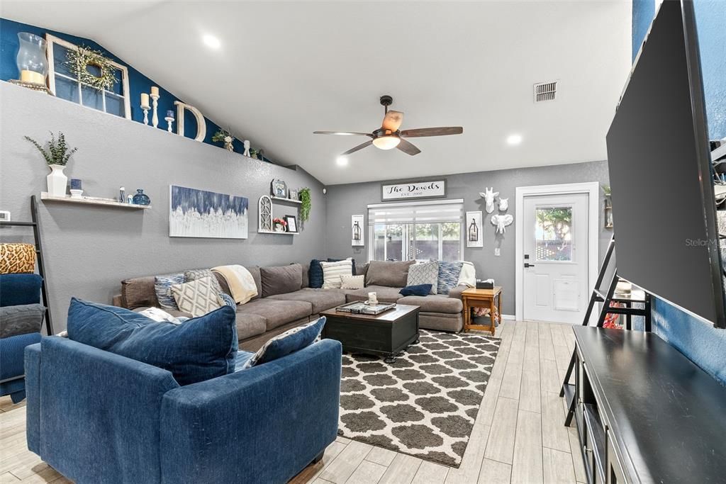 Active With Contract: $385,000 (4 beds, 3 baths, 2072 Square Feet)