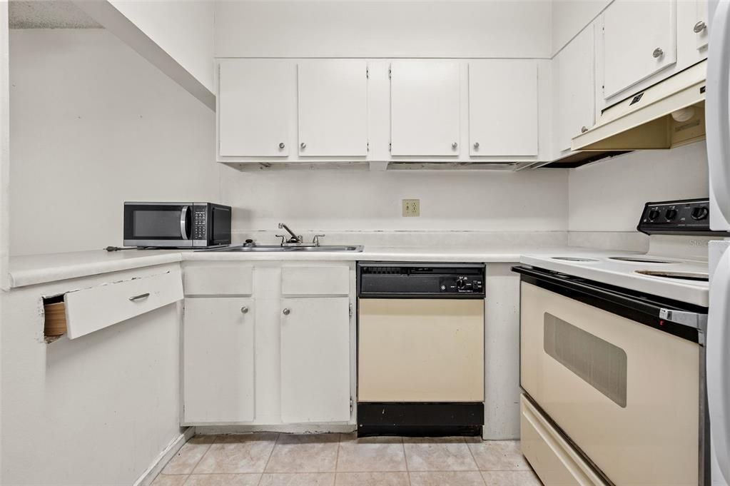 For Sale: $85,000 (1 beds, 1 baths, 702 Square Feet)