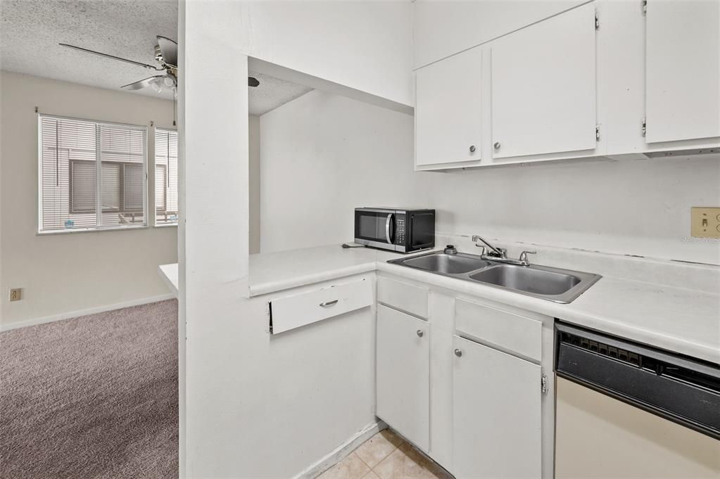 For Sale: $85,000 (1 beds, 1 baths, 702 Square Feet)