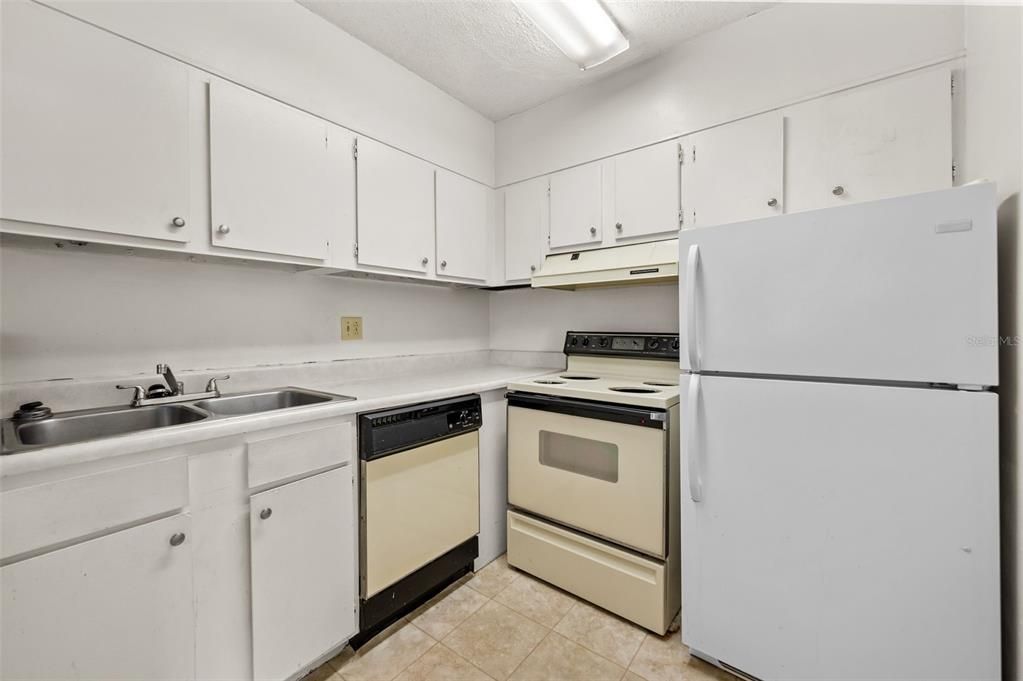 For Sale: $85,000 (1 beds, 1 baths, 702 Square Feet)