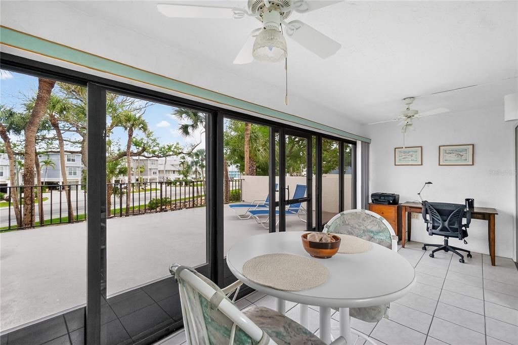 En Venta: $295,000 (2 camas, 2 baños, 1070 Pies cuadrados)