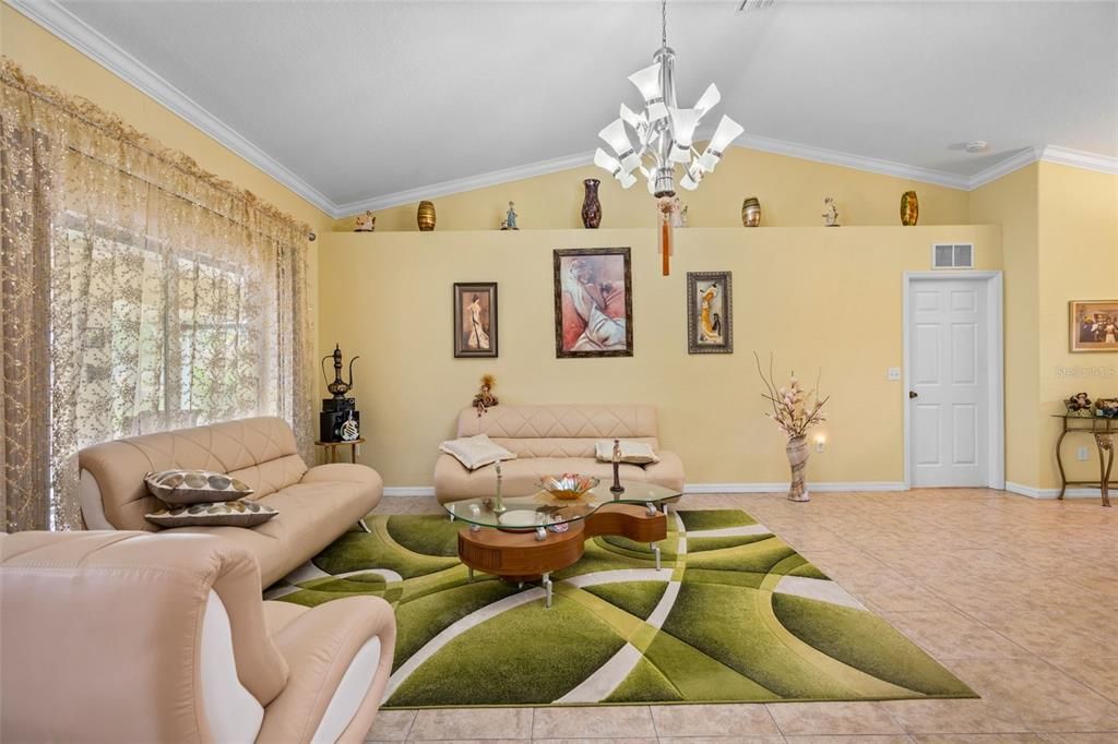 Activo con contrato: $325,500 (3 camas, 2 baños, 1766 Pies cuadrados)