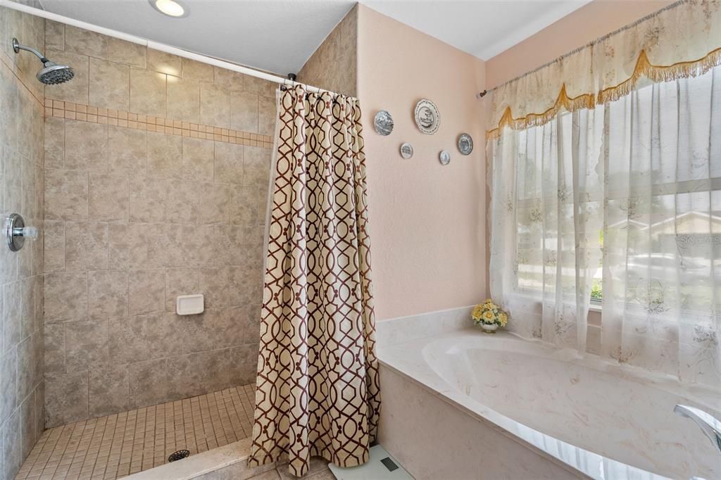 Activo con contrato: $325,500 (3 camas, 2 baños, 1766 Pies cuadrados)