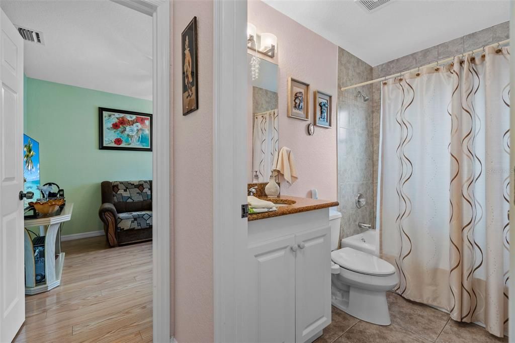 Activo con contrato: $325,500 (3 camas, 2 baños, 1766 Pies cuadrados)