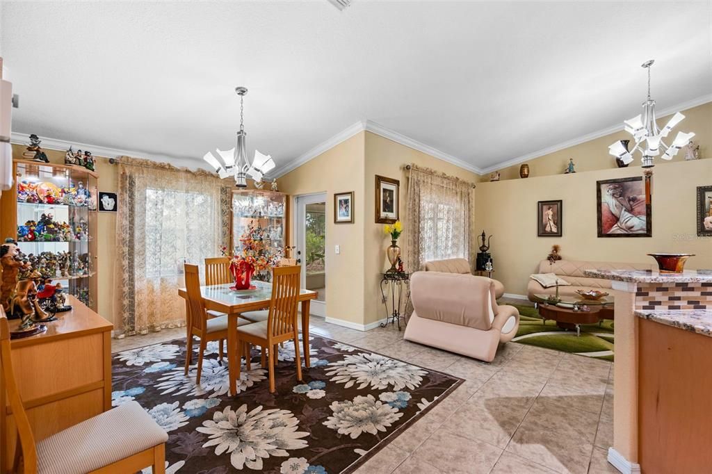 Activo con contrato: $325,500 (3 camas, 2 baños, 1766 Pies cuadrados)
