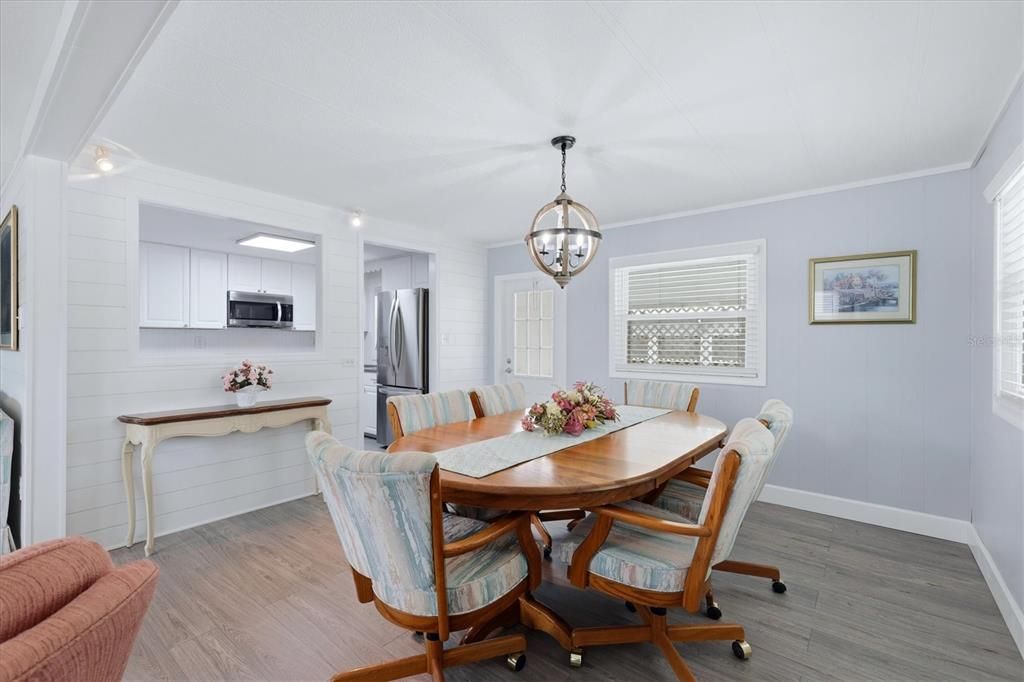 For Sale: $160,000 (2 beds, 2 baths, 1056 Square Feet)
