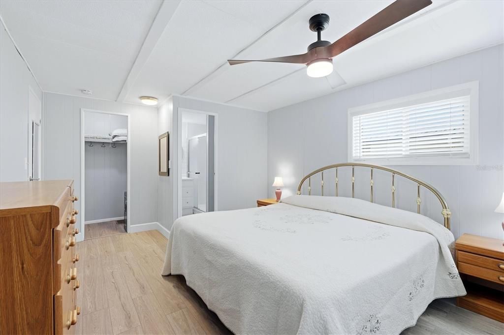 For Sale: $160,000 (2 beds, 2 baths, 1056 Square Feet)