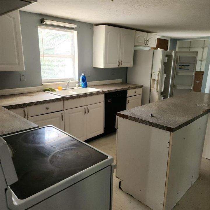 For Sale: $270,000 (4 beds, 2 baths, 1284 Square Feet)