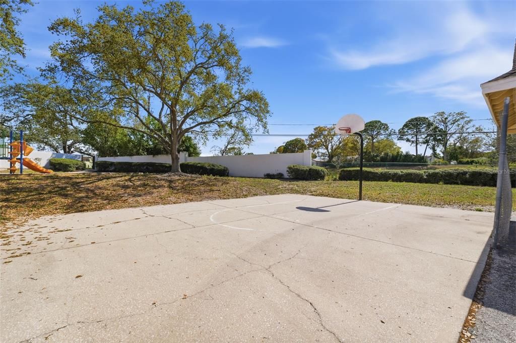 For Sale: $175,000 (2 beds, 1 baths, 945 Square Feet)