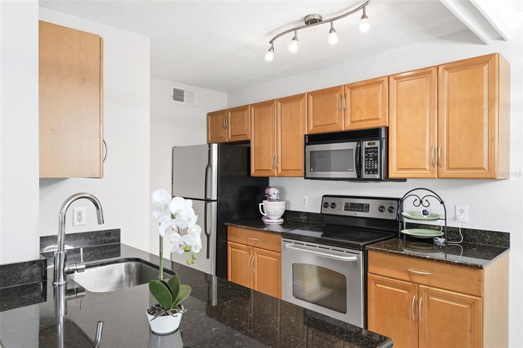For Sale: $175,000 (2 beds, 1 baths, 945 Square Feet)