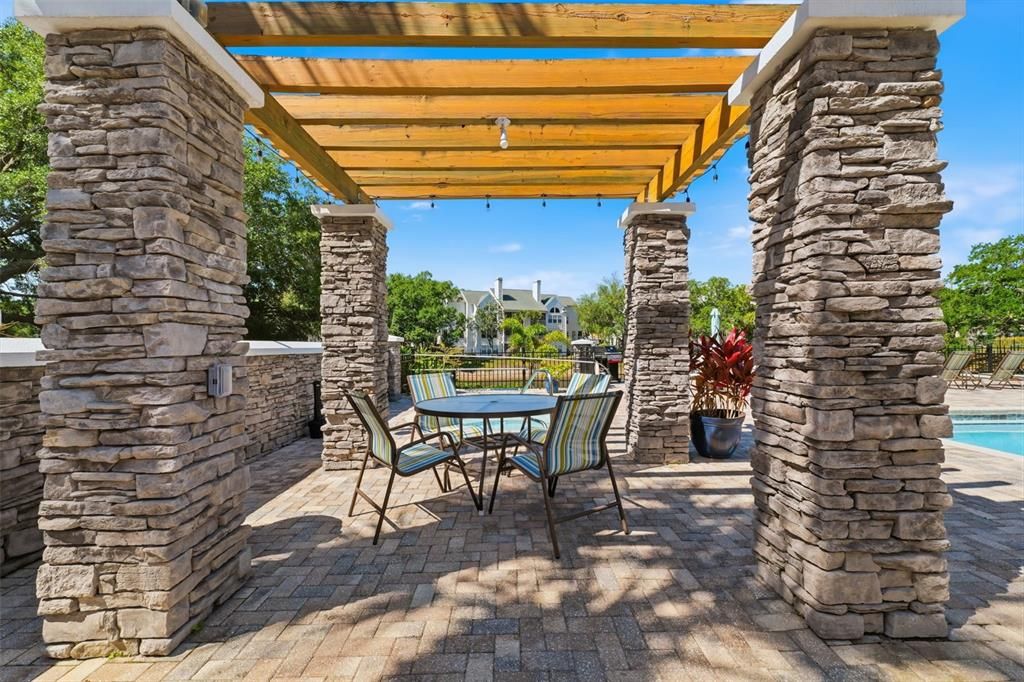 For Sale: $175,000 (2 beds, 1 baths, 945 Square Feet)