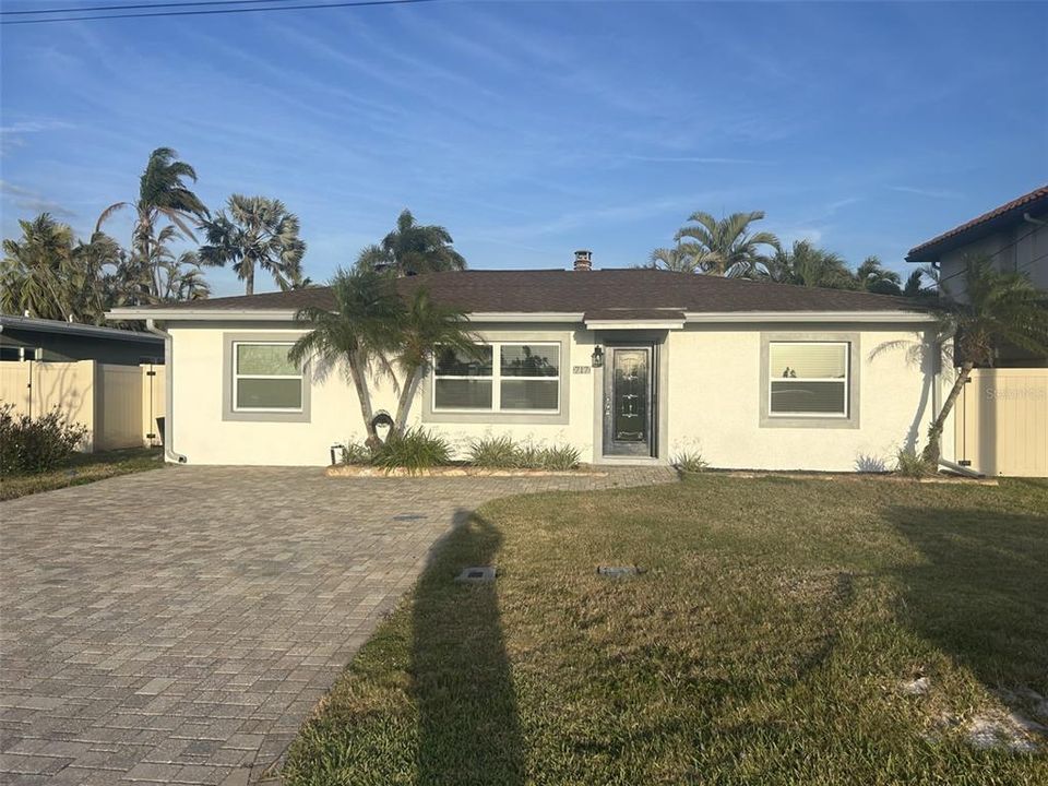 Active With Contract: $3,800 (3 beds, 2 baths, 1305 Square Feet)