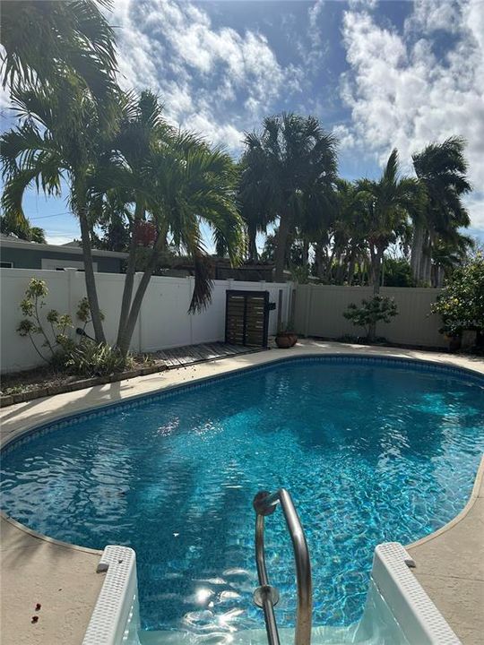 Active With Contract: $3,800 (3 beds, 2 baths, 1305 Square Feet)