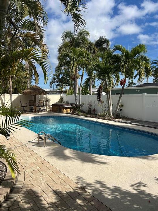 Active With Contract: $3,800 (3 beds, 2 baths, 1305 Square Feet)