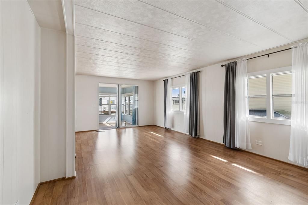 Active With Contract: $165,000 (2 beds, 2 baths, 1128 Square Feet)