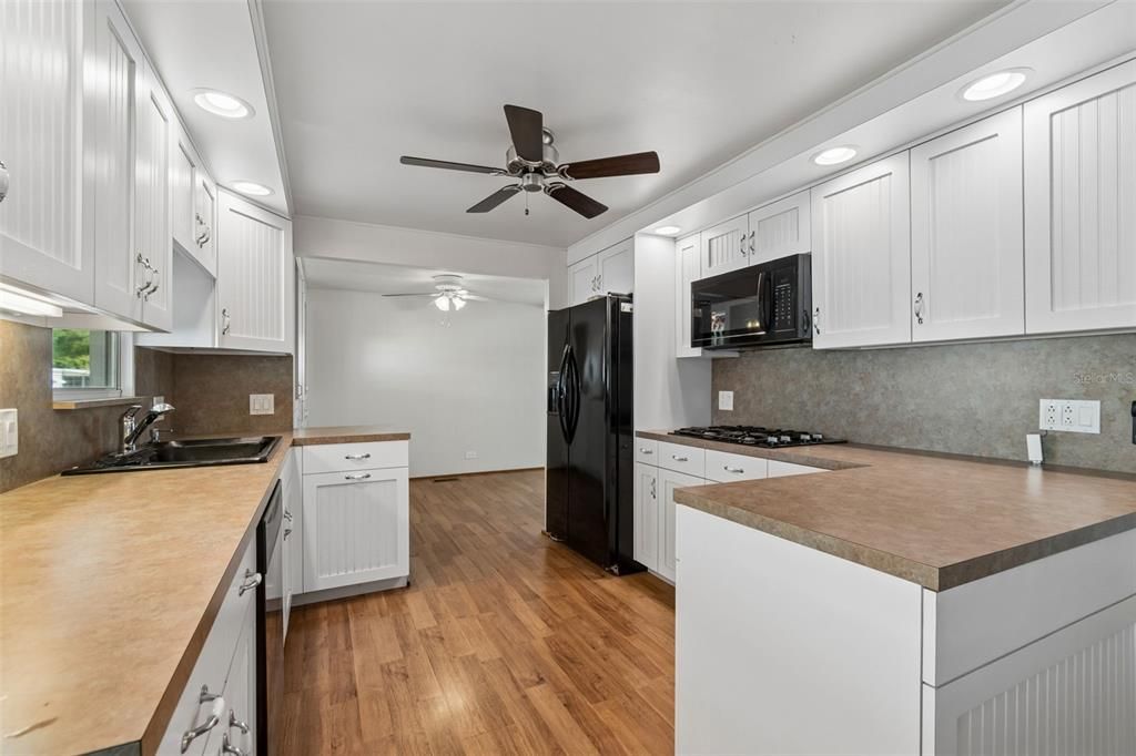 Active With Contract: $165,000 (2 beds, 2 baths, 1128 Square Feet)
