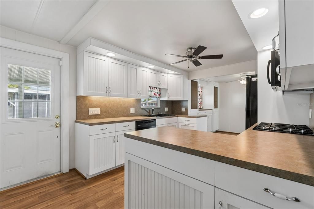 Active With Contract: $165,000 (2 beds, 2 baths, 1128 Square Feet)