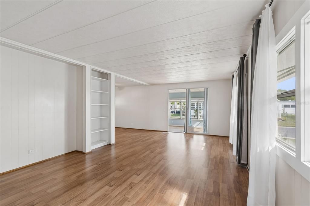 Active With Contract: $165,000 (2 beds, 2 baths, 1128 Square Feet)