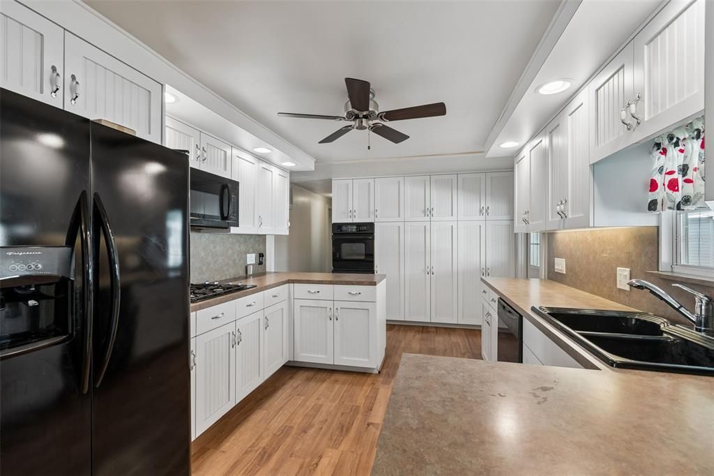 Active With Contract: $165,000 (2 beds, 2 baths, 1128 Square Feet)