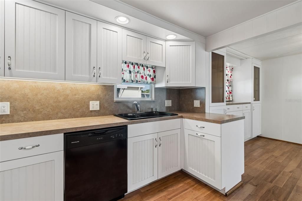 Active With Contract: $165,000 (2 beds, 2 baths, 1128 Square Feet)