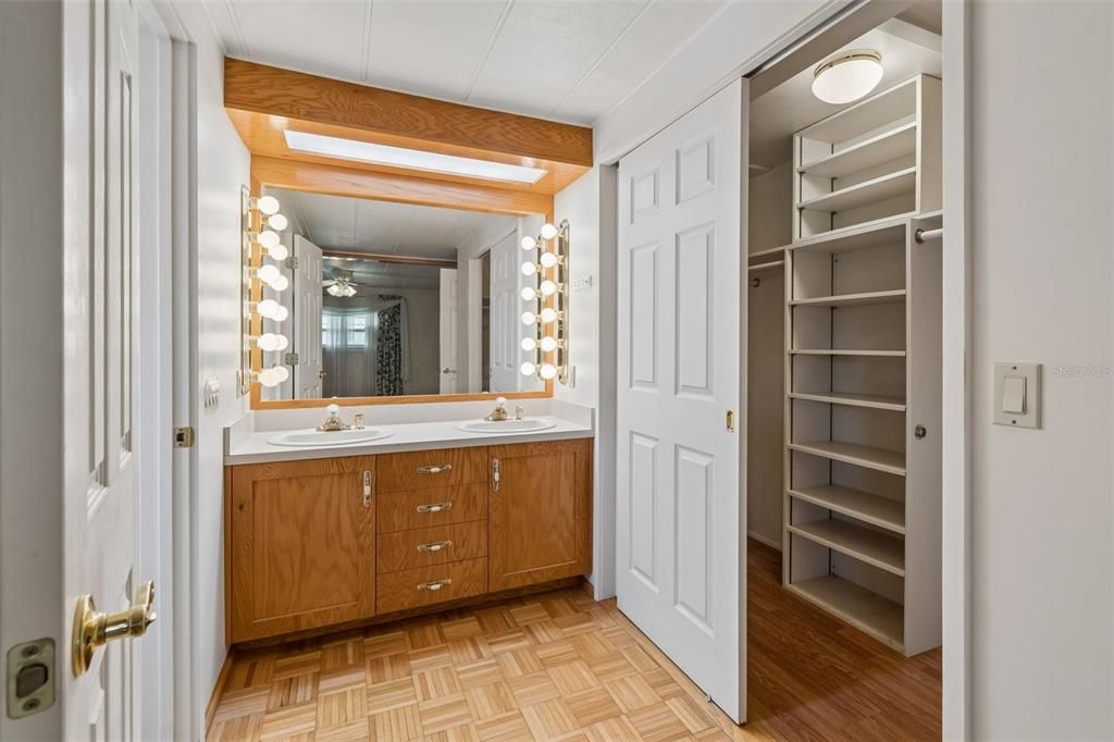 Active With Contract: $165,000 (2 beds, 2 baths, 1128 Square Feet)