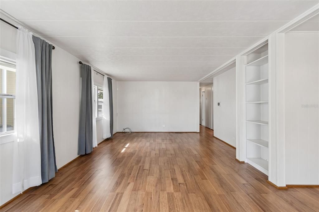 Active With Contract: $165,000 (2 beds, 2 baths, 1128 Square Feet)