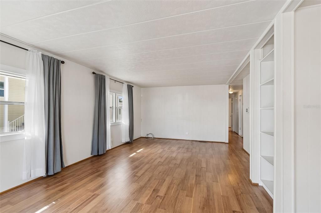 Active With Contract: $165,000 (2 beds, 2 baths, 1128 Square Feet)