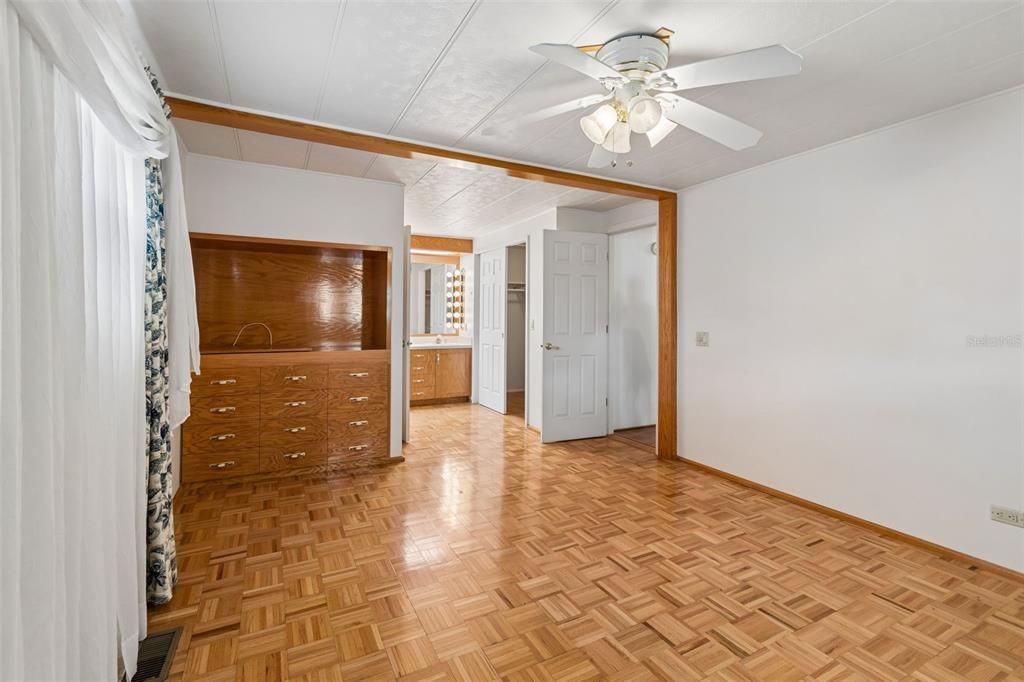 Active With Contract: $165,000 (2 beds, 2 baths, 1128 Square Feet)